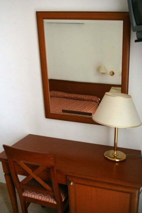 Particolare scrivania Hotel La Camogliese