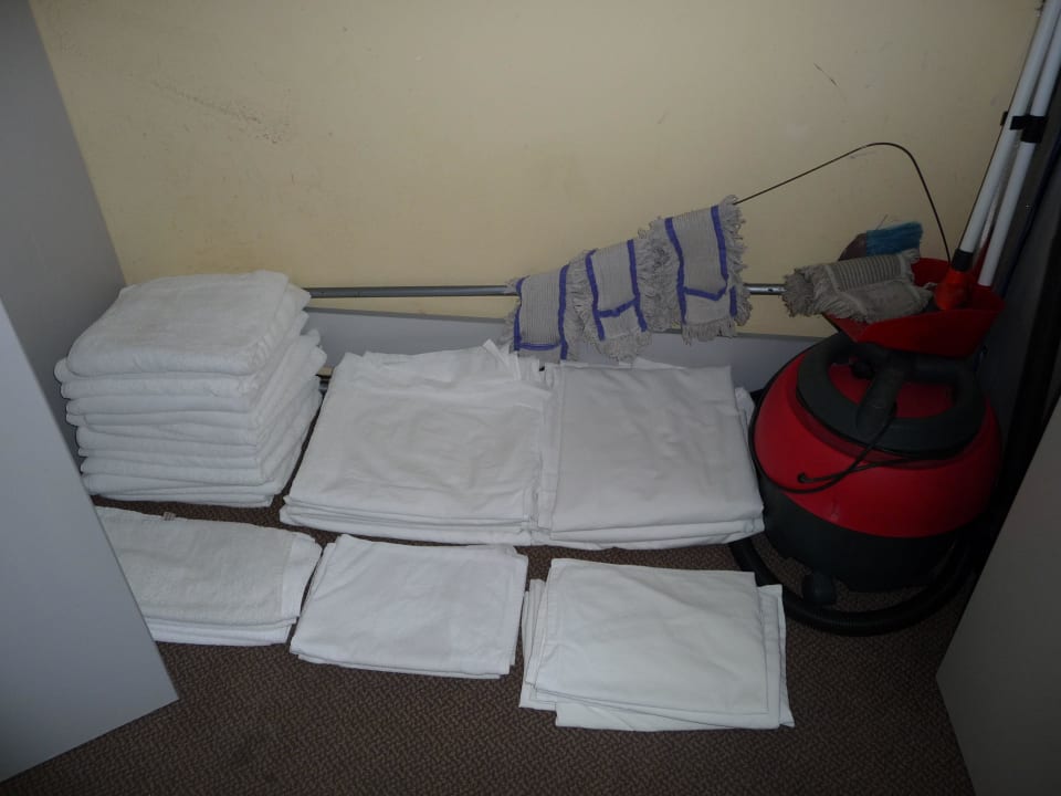 Putzschrank mit frischer Wäsche Park Hotel Golden Beach