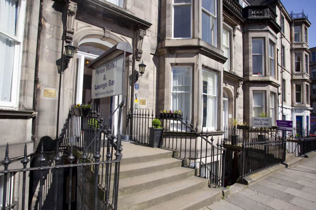 Entrance Hotel Piries