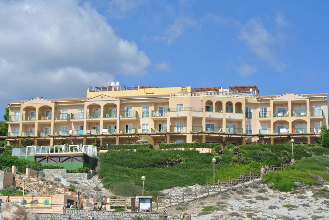 Blick vom Strand zum Hotel VIVA Cala Mesquida Resort & Spa