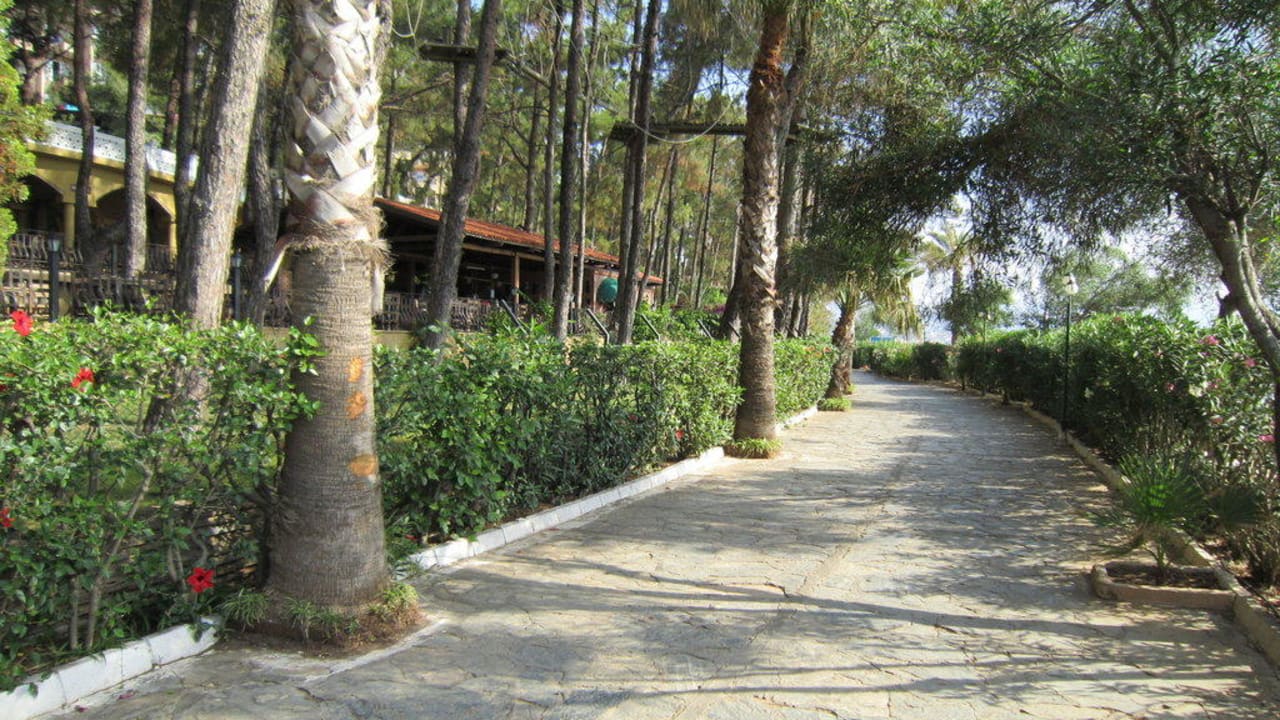 Promenada między hotelem a plażą Grand Yazici Club Marmaris Palace