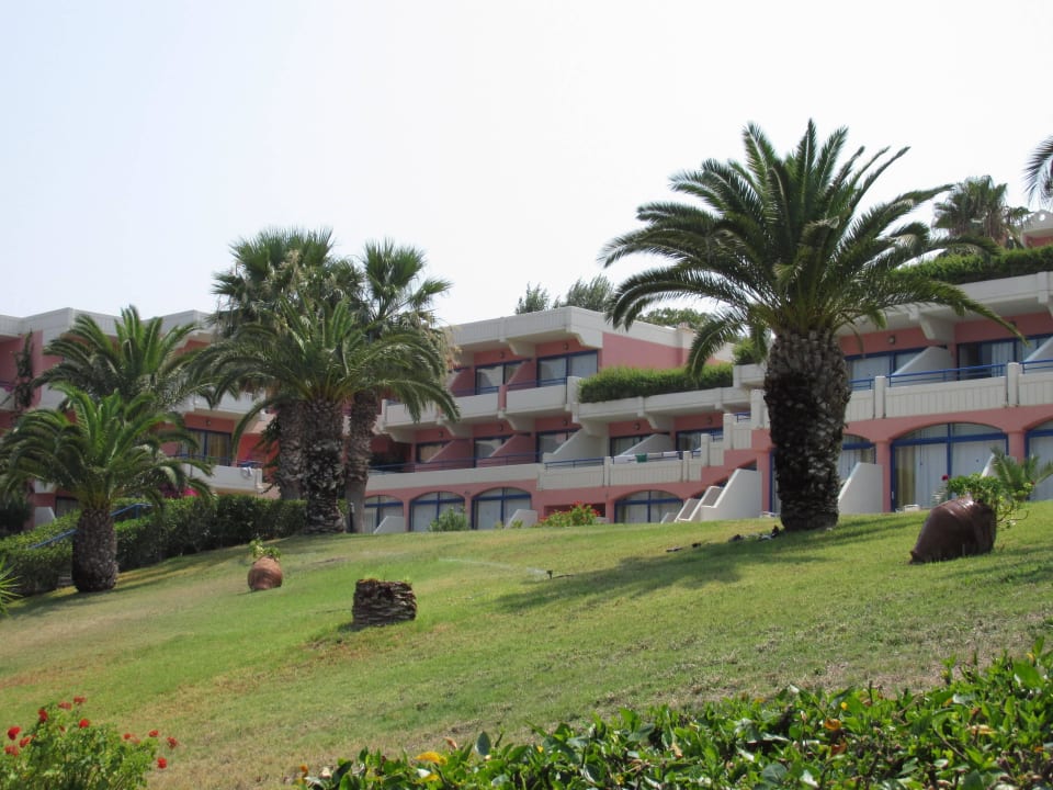 Nebengebäude mit Terrassen Kresten Palace Hotel