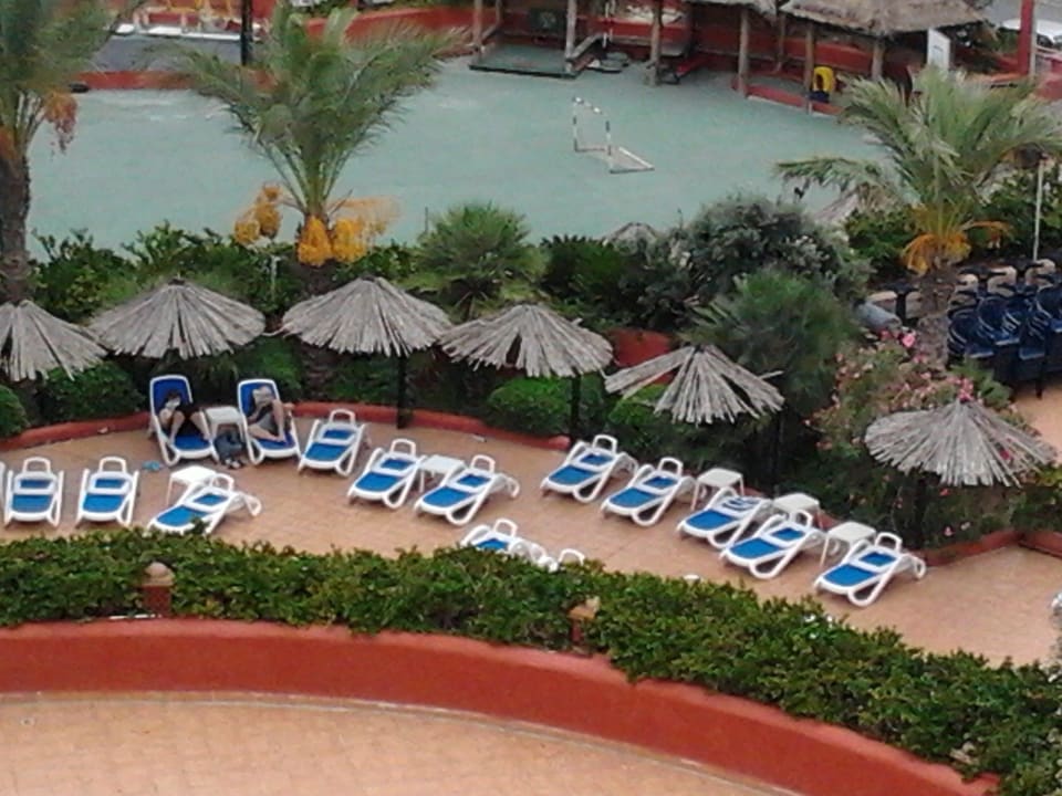 Auf Pool-man beachte die dichten Sonnenschirme db San Antonio Hotel + Spa