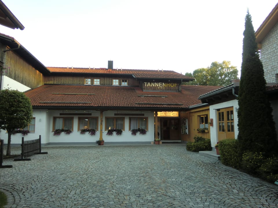 Weg zum Eingang Landhotel Tannenhof