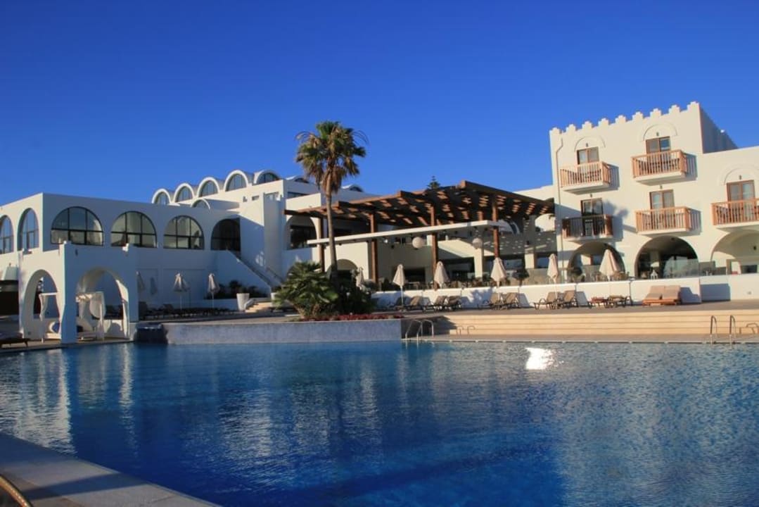 Poollandschaft am Morgen  TUI BLUE Oceanis Beach and Spa Resort