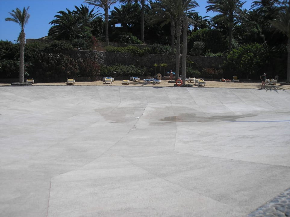Lagune wird gereinigt R2 Rio Calma Hotel & Spa & Conference