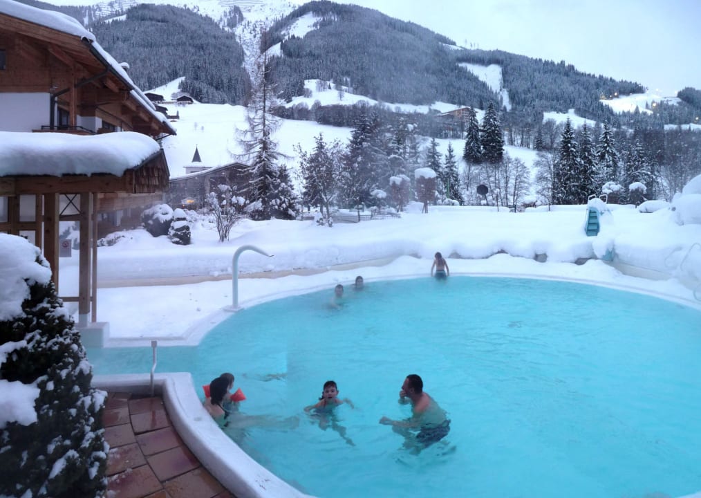 Badefreuden im Pulverschnee Familien- & Gartenhotel Theresia