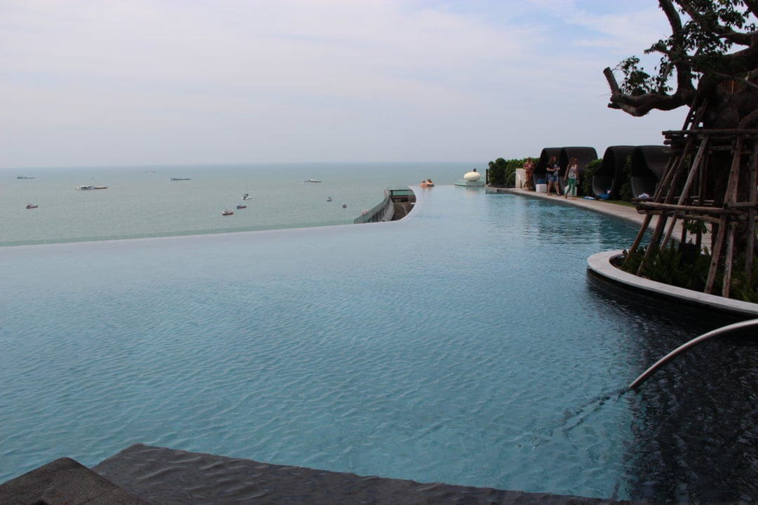 Infinity Pool Hilton Pattaya
