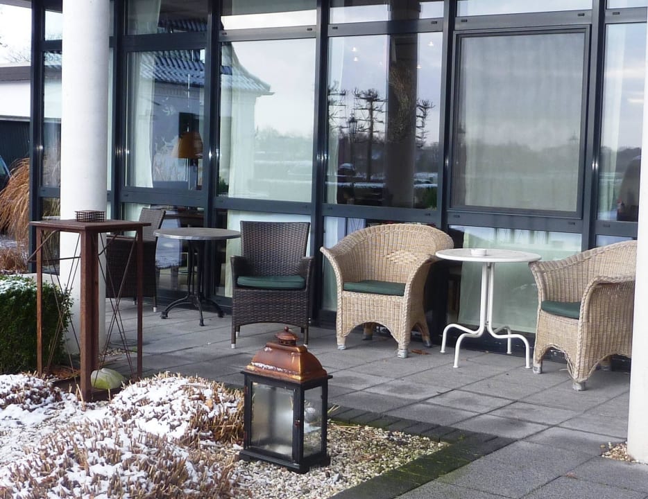 Terrasse zu Eben mit Blick auf den Wandelgarten Hotel Schepers