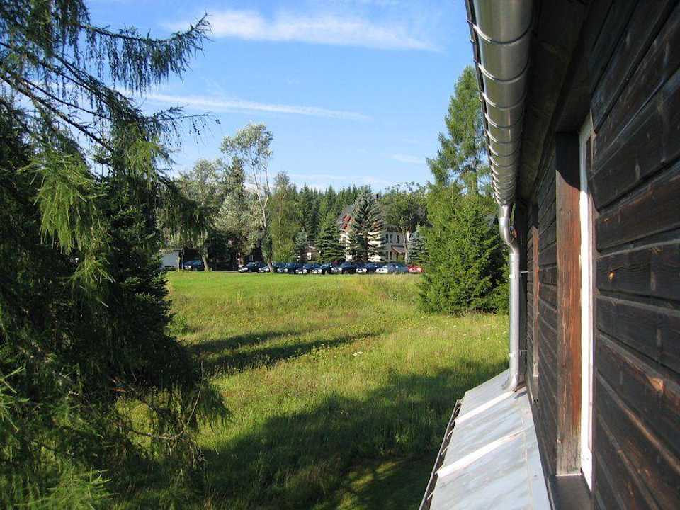 Blick aus dem Nebenhaus zum Haupthaus Hotel Zum Kranichsee & Nebenhaus