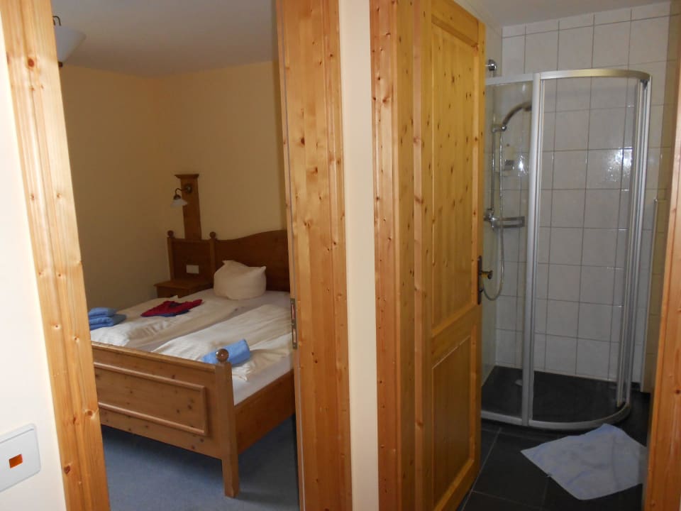 Schlafzimmer und Bad Gasthof Schwabenhof