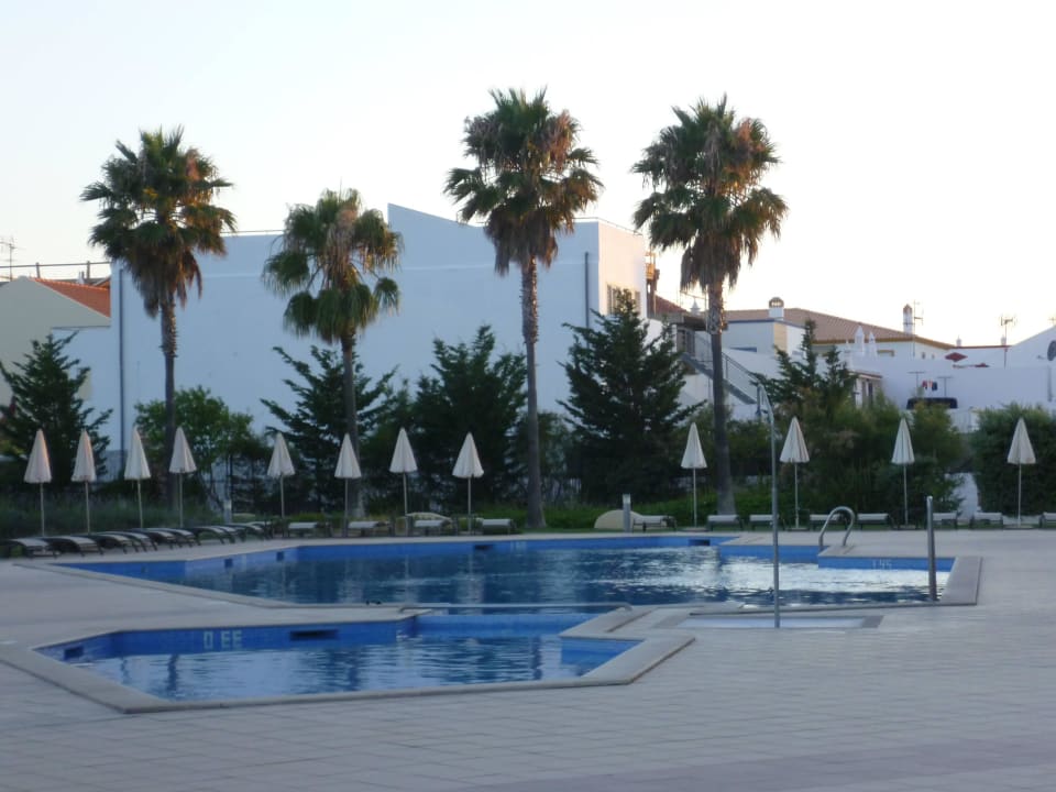 Pool mit Palmen Ozadi Altura Beach Resort