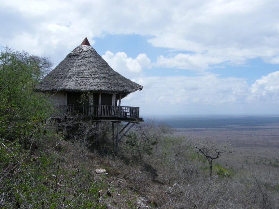 Unterkunft direkt am Hang auf Stelzen gebaut Lions Bluff Safari Camp