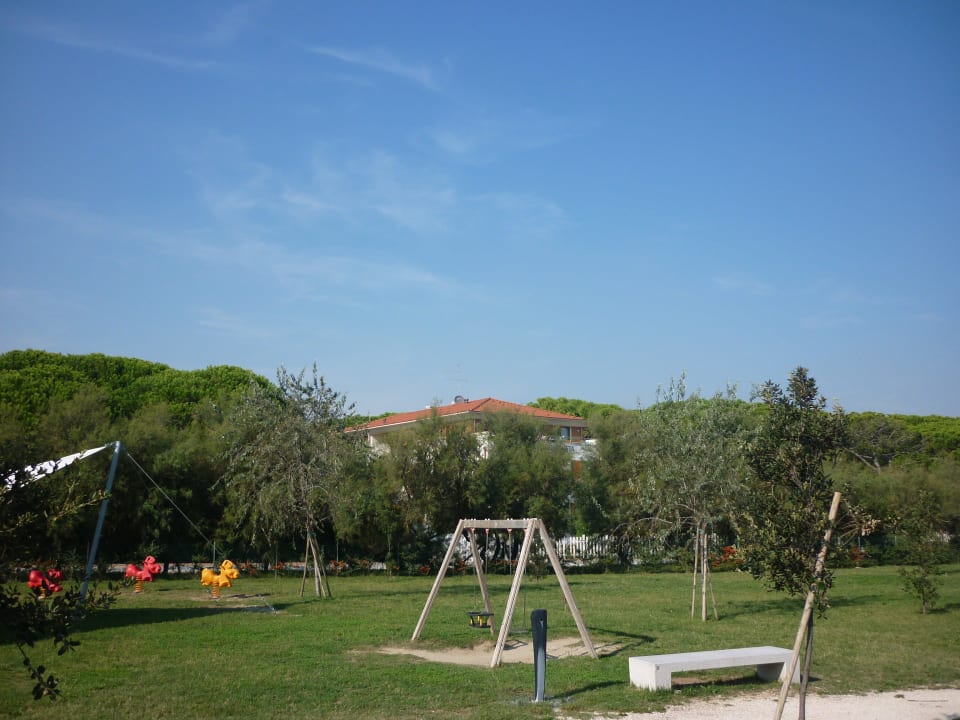 Green area difront l'hotel. Area verde di 6000 mq Park Hotel Pineta - Family Relax Resort