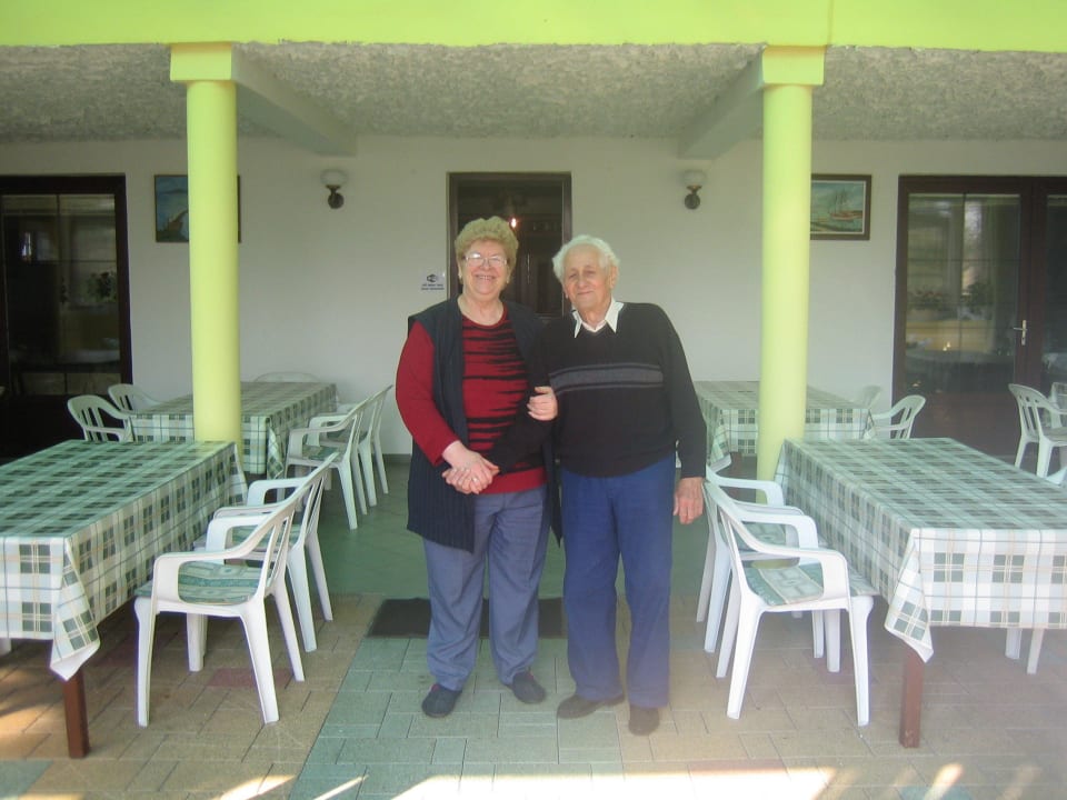 Die Eigentümer des Hotel Nádas auf der Terrasse Hotel Nadas