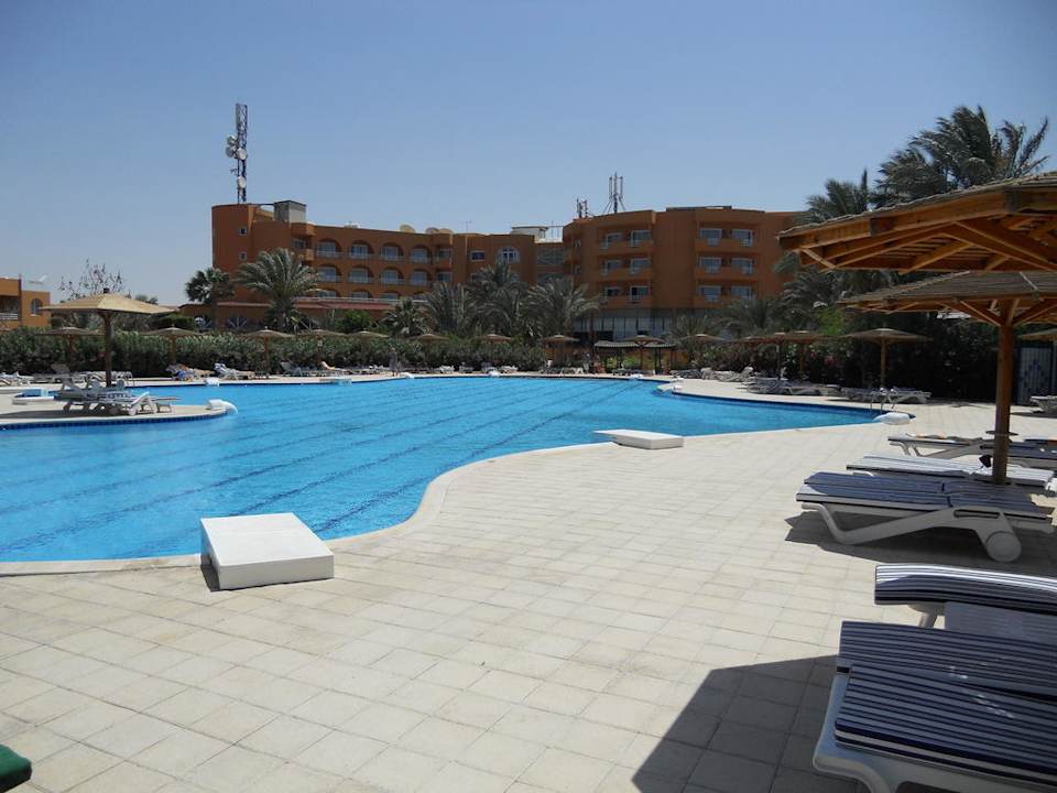 Pool-Anlage mit Blick auf das Hauptgebäude Golden Beach Resort