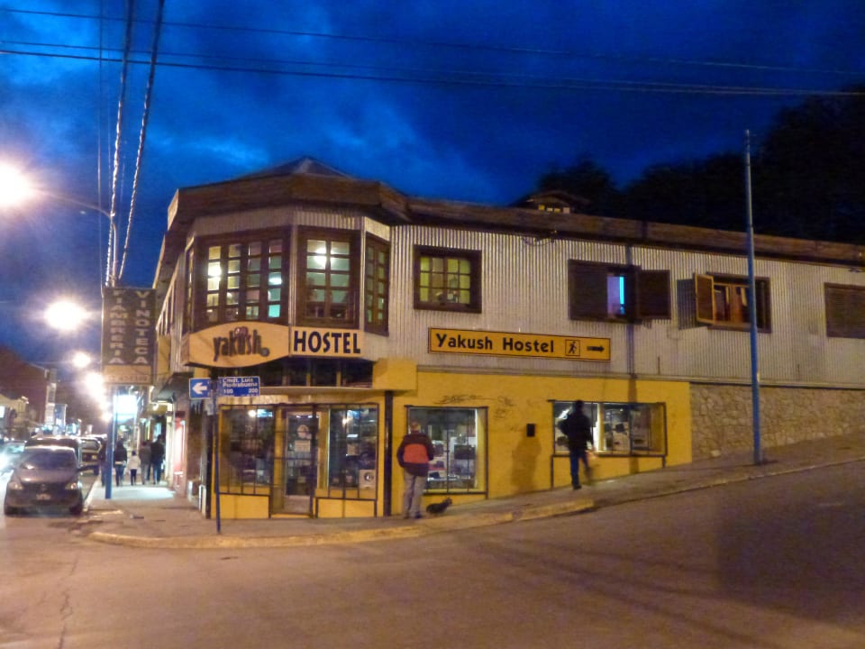 Straßenansicht auf das Hostel Hostel Yakush
