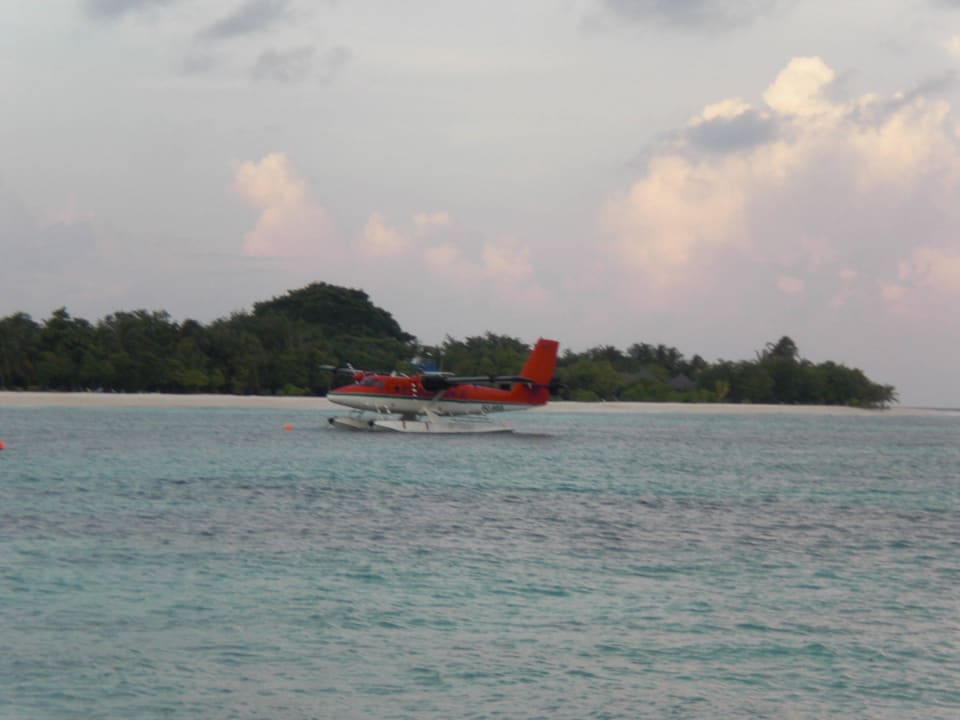 Ankunft mit Wasserflugzeug Kuredu Island Resort & Spa