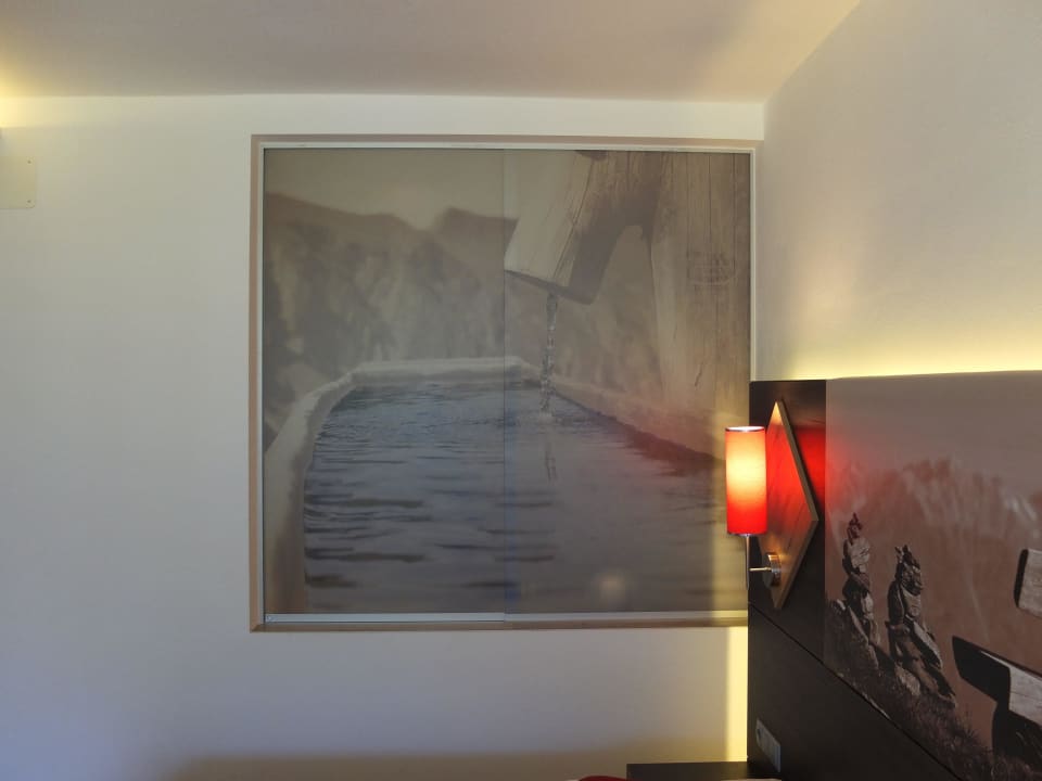 Großes Schiebefenster zwischen Bett und Bad. Hotel Zum Senner Zillertal - Adults only