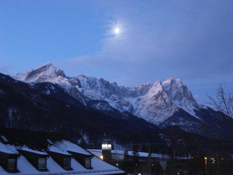 Blick vom Balkon auf die Zugspitze am Morgen  Hotel Vier Jahreszeiten
