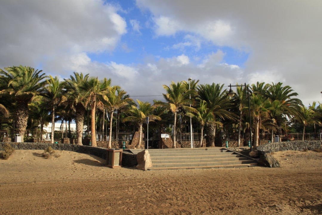Hotelzugang vom Strand Hipotels La Geria