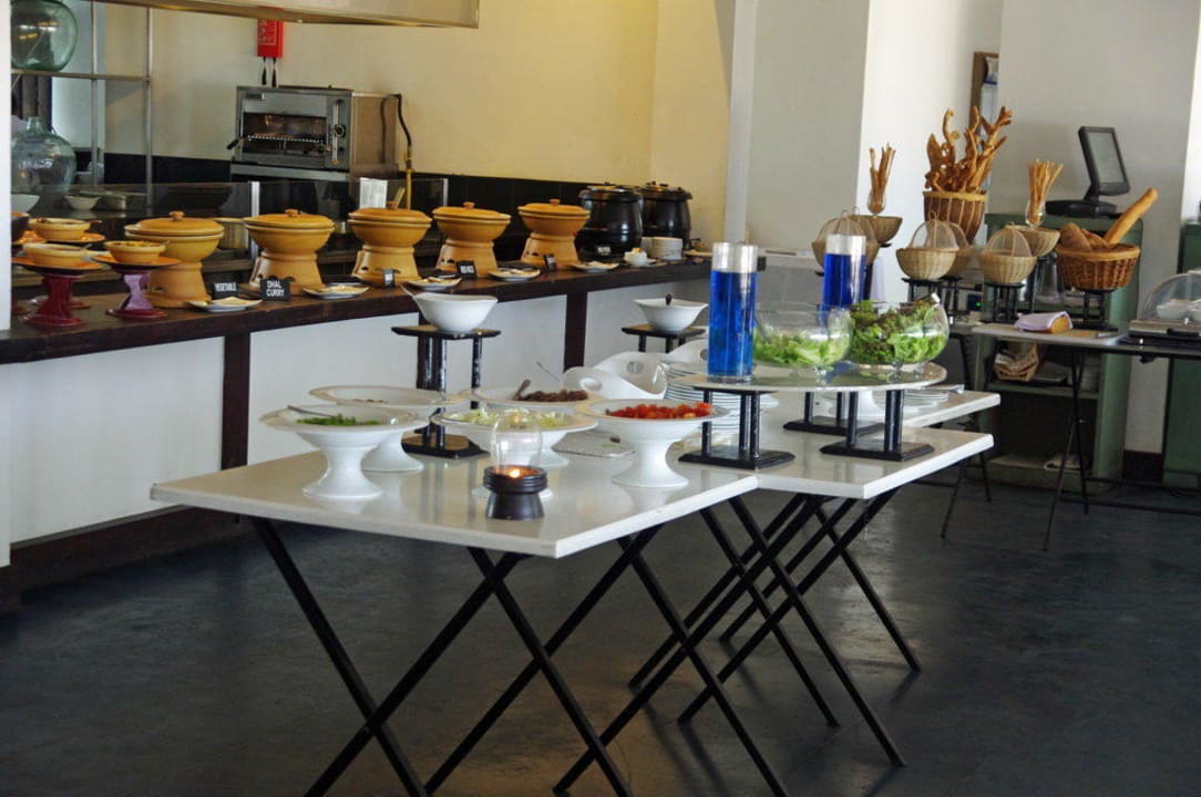 Büffet wird vorbereitet Hotel Jetwing Blue