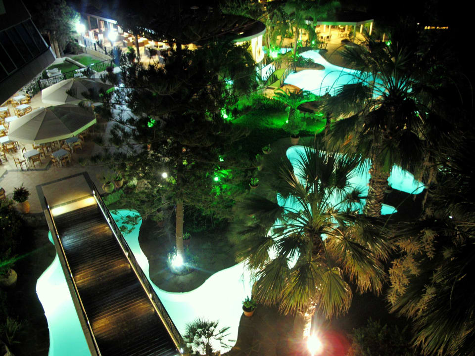 Zimmerausblick abennds Hotel Calypso Beach