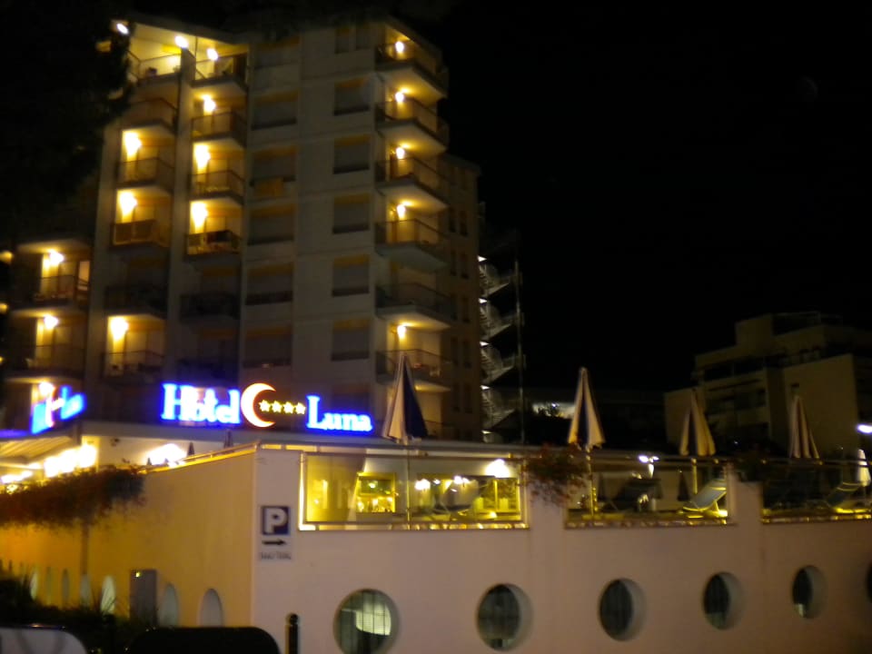 Unten Garage, oben Pool Hotel Luna