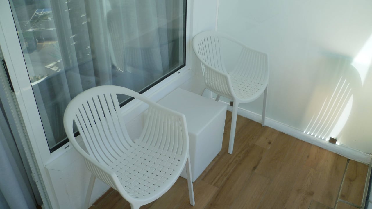 Balkon mit 2 Stühlen und einem kleinen Tischchen HM Balanguera Beach