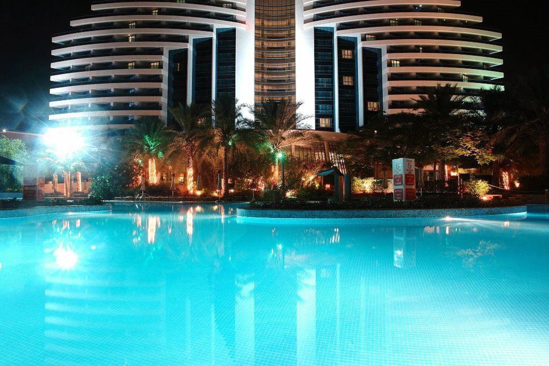 Nachtaufnahme Hotel Le Meridien Al Aqah Beach Resort