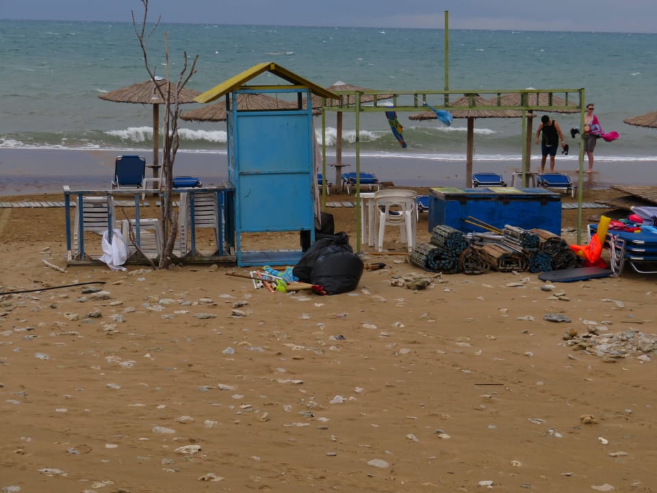 Zum Teil mit Müll Sandy Beach Resort