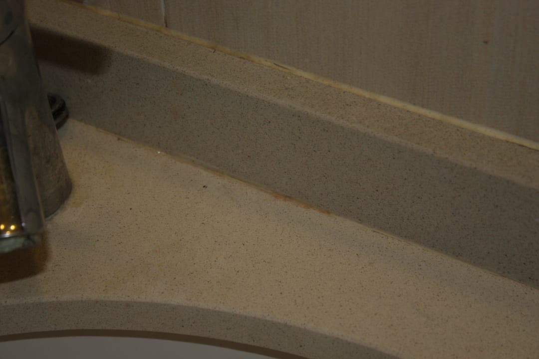 Verdreckte Fugen im Bad Flacalco Hotel & Apartments