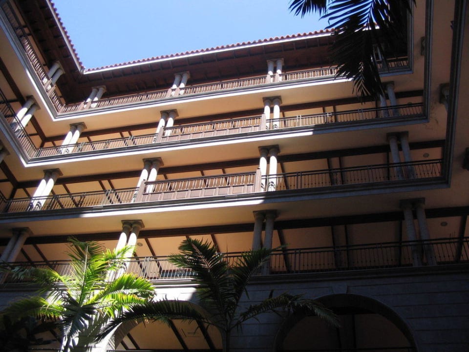 Innenhof mit den Zugängen zu den Zimmern Lopesan Costa Meloneras, Resort & Spa