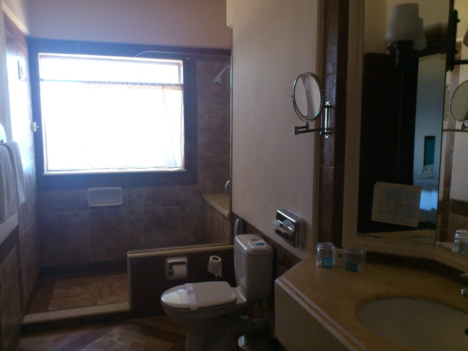 Bad mit Blick aufs Meer beim Duschen Pickalbatros Citadel Resort