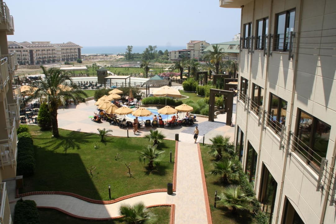 Blick zwischen den Häusern Hotel Novum Garden Side