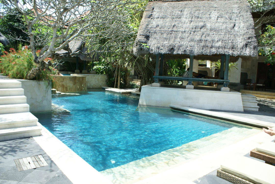 Poolbereich im Beach Club Puri Santrian