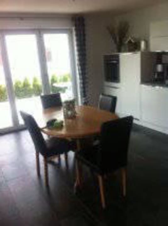 Offene Wohnküche mit grossem Esstisch Hotel Hofgut Tiergarten