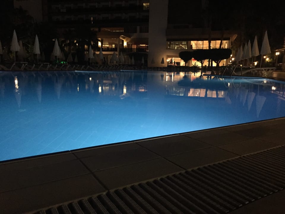 Pool bei Nacht Hotel Royal Garden Beach