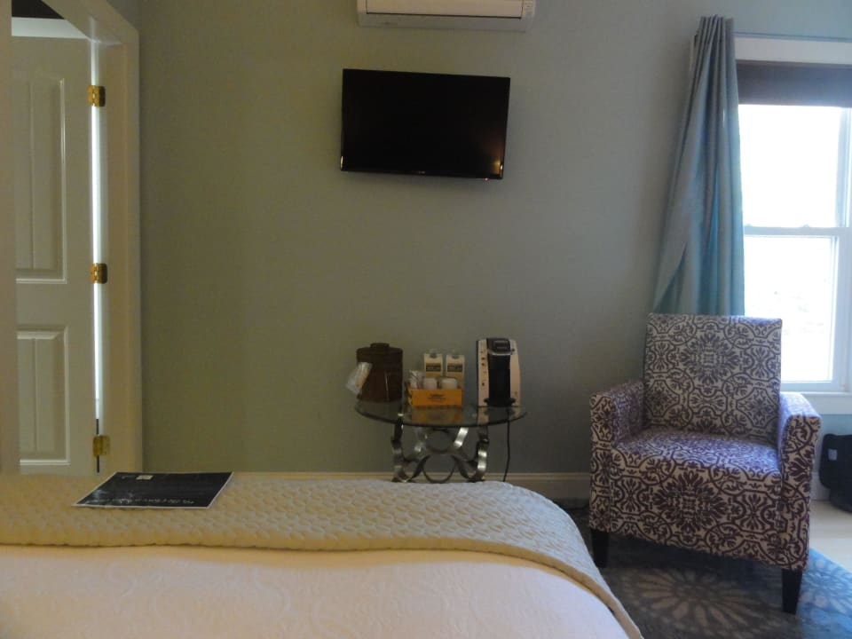 Flachbildschirm an der Wand Hotel The Nonantum Resort