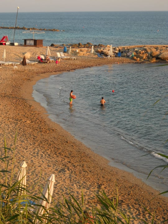 Kleiner Strandabschnitt Alexander The Great Beach Hotel