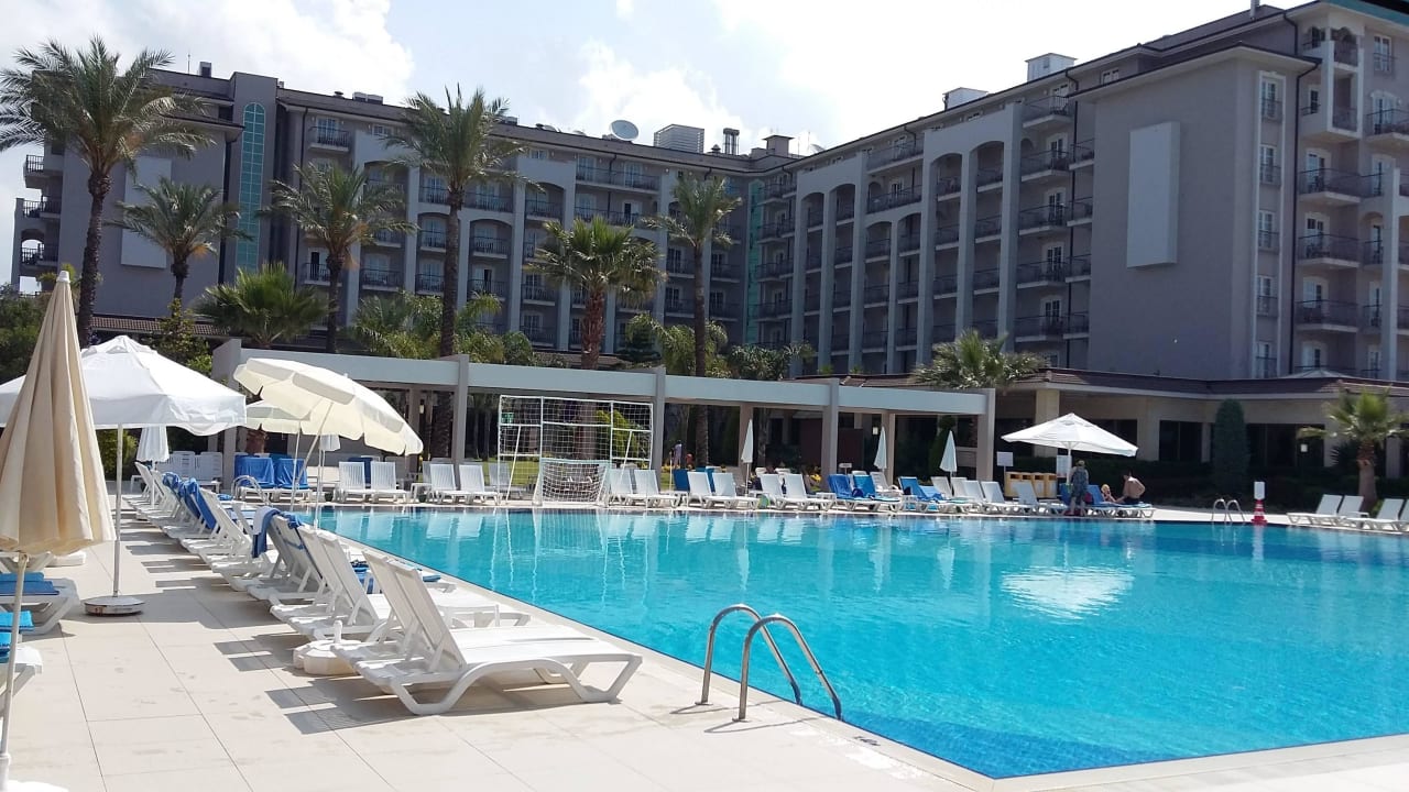 Hauptpool und Liegen Nähe Haupthaus Sunis Elita Beach Resort & Spa