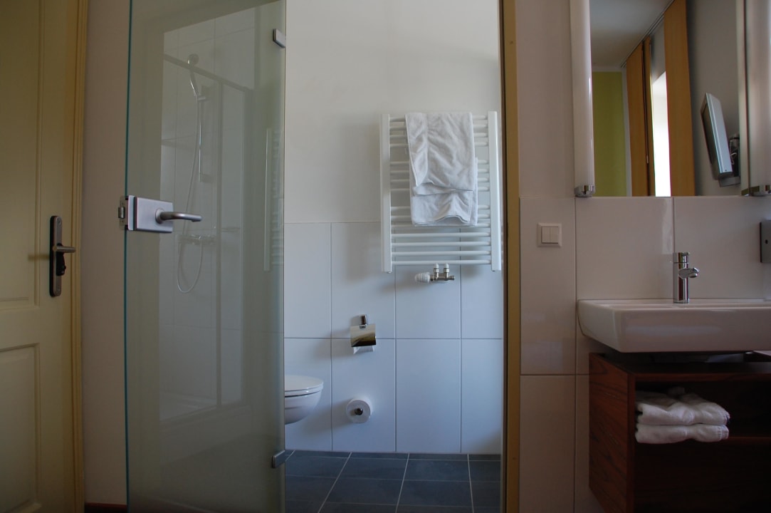 Blick ins Duschbad mit WC Hotel Jedermann