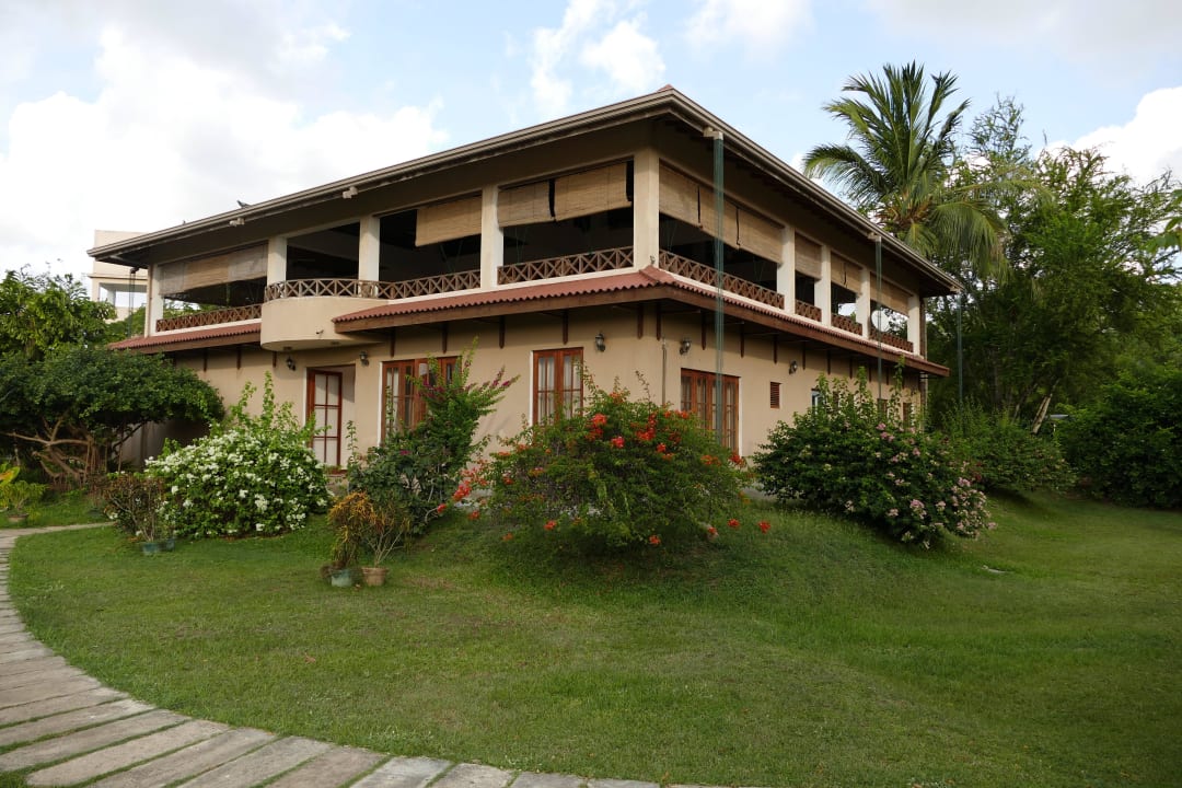 Hauptgebäude mit Restaurant Hibiscus Garden Hotel