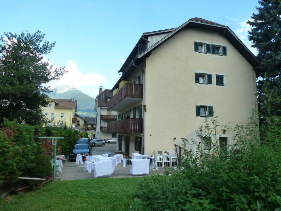 Bild vom Pool Richtung Pension Gasthof zum Hirschen