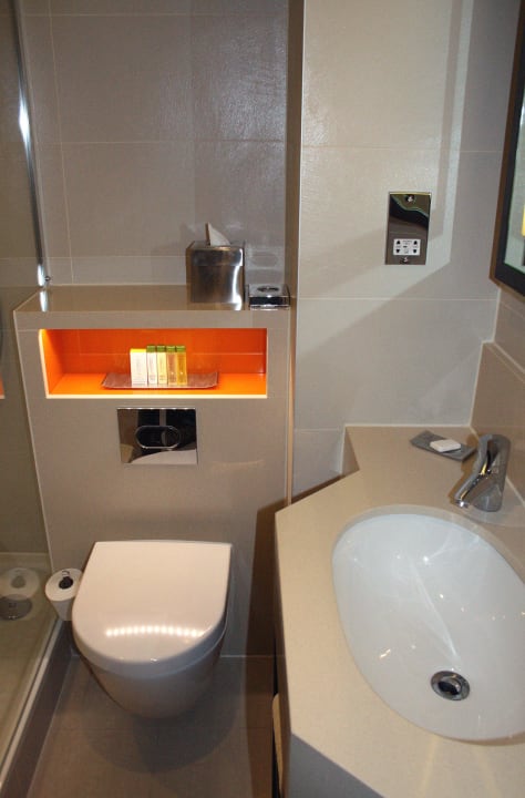 Schmales Bad DoubleTree Hotel by Hilton London – Ealing