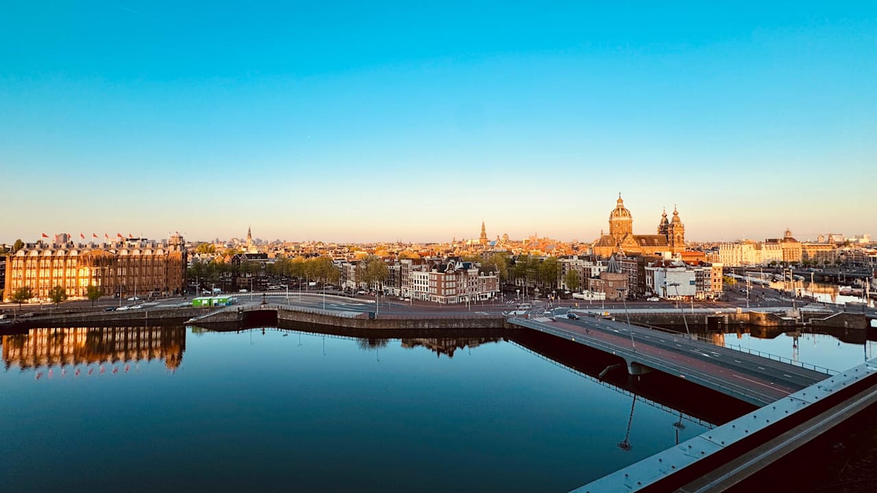 Außenansicht DoubleTree by Hilton Amsterdam Centraal Station