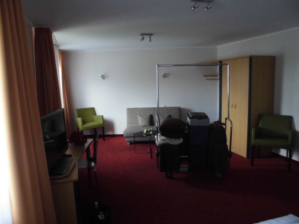 Schrank und Zusatzbett Leonardo Hotel Nürnberg