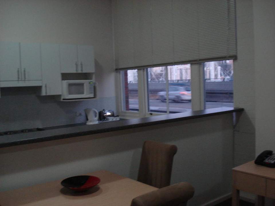 Blick vom Wohnzimmer zur Küche Oaks Goldsbrough Apartments