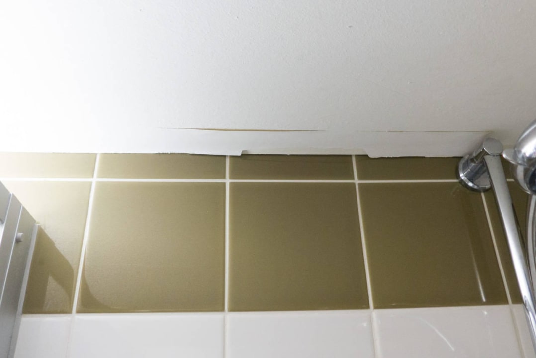 Risse in der Decke im Bad Hotel am Regenbogen