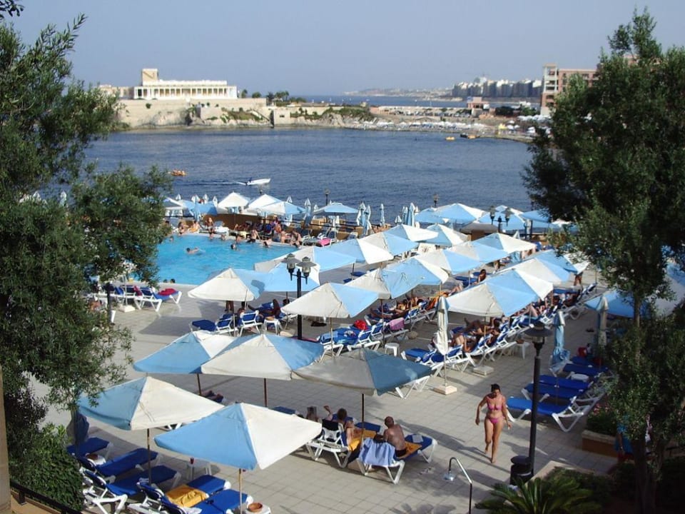 Corinthia Marina mit Blick auf das Cassino Verdi St George's Bay Marina